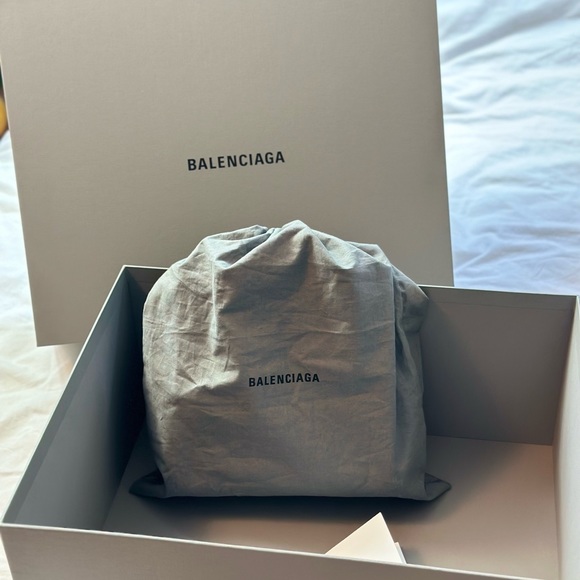 BALENCIAGA
White Croc Super Nano Neo Classic Bag ( brand new ) - Picture 8 of 10